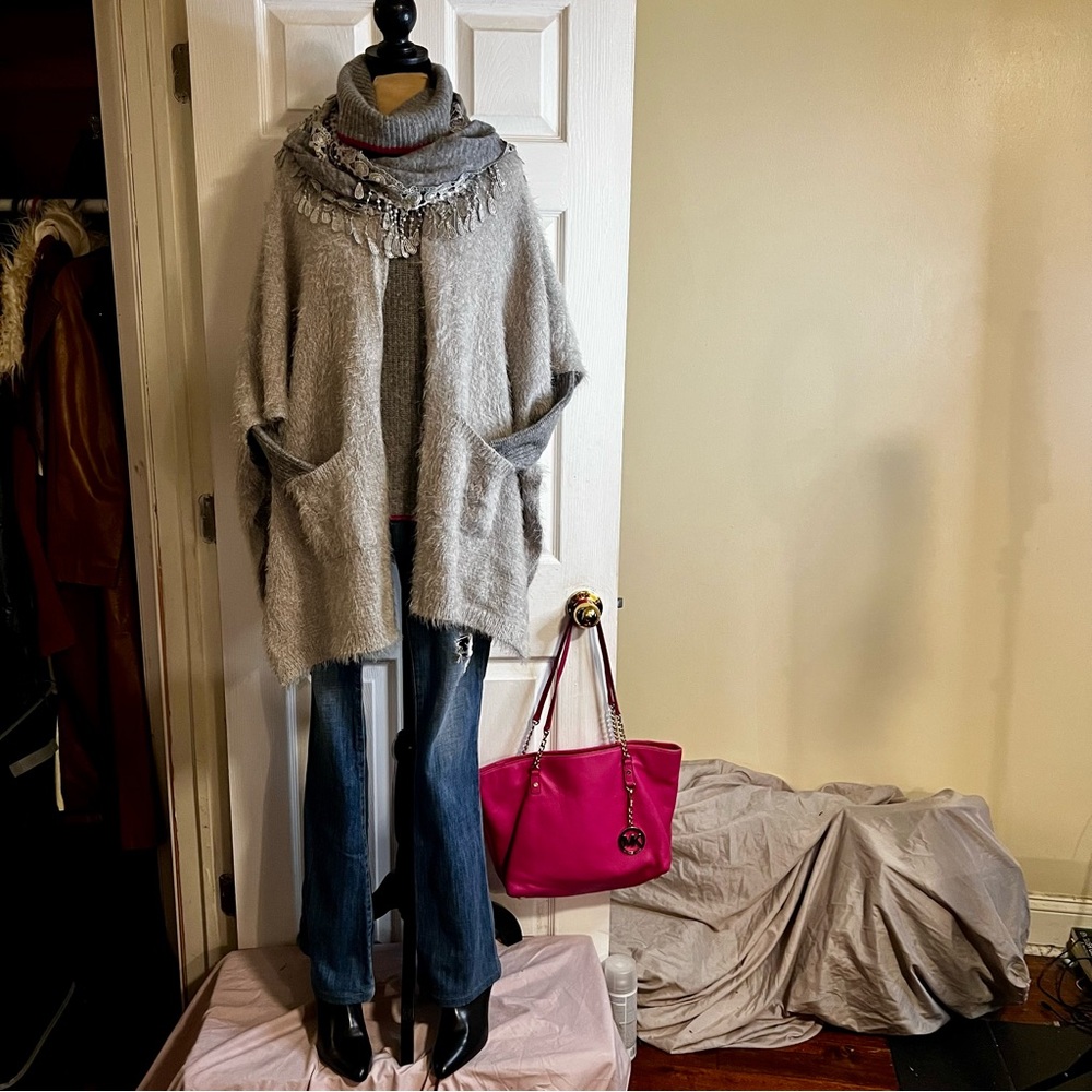 Melrose And Market Women’s Grey Furry Eyelash Boho Oversized Pocket Poncho‎ O/S